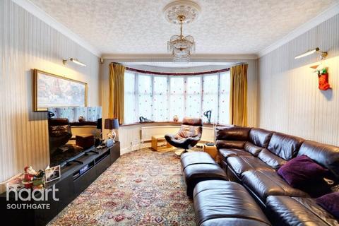 3 bedroom end of terrace house for sale, Chase Road, London