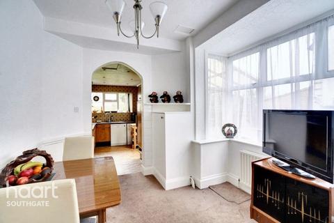 3 bedroom end of terrace house for sale, Chase Road, London