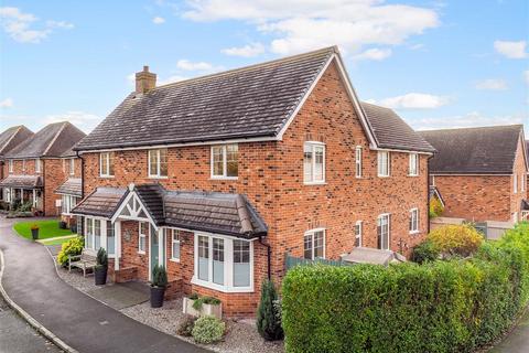 4 bedroom detached house for sale - Tapestry Road, Andover