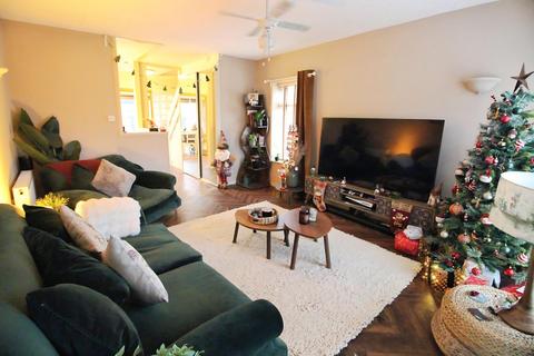 2 bedroom house for sale - Monaco Drive, Manchester