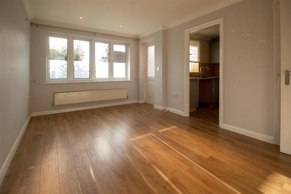 17 Kings Gate - Living room.jpg