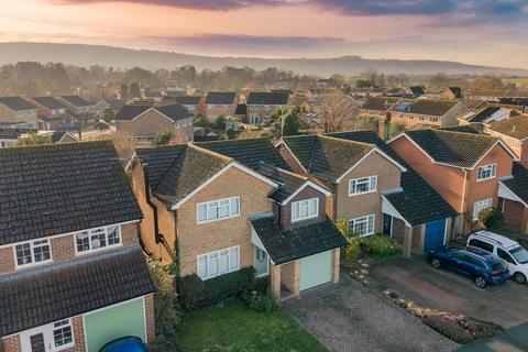 4 bedroom detached house for sale, Hormare Crescent, Storrington, RH20