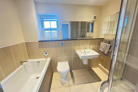 2 bedroom flat for sale, Crown Hill, Rayleigh