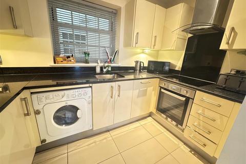 2 bedroom flat for sale, Crown Hill, Rayleigh