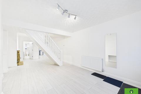 2 bedroom terraced house to rent, Victoria Road, Romford RM1