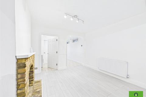 2 bedroom terraced house to rent, Victoria Road, Romford RM1