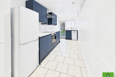 2 bedroom terraced house to rent, Victoria Road, Romford RM1
