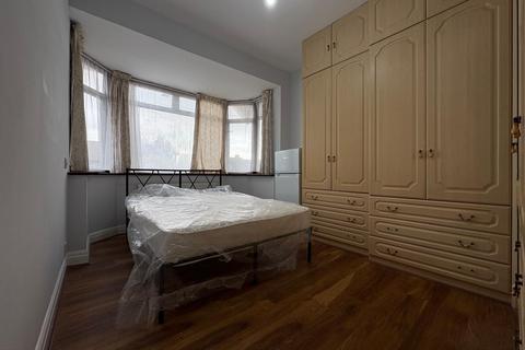 3 bedroom semi-detached house to rent, Hillside Road, Southall UB1