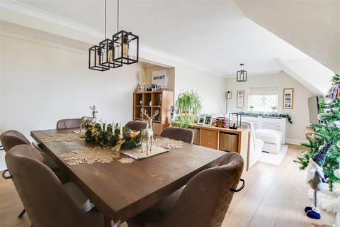 3 bedroom flat for sale, Kings Road, Westcliff-On-Sea SS0