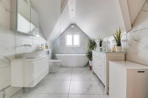 3 bedroom flat for sale, Kings Road, Westcliff-On-Sea SS0
