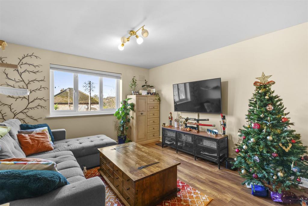 12 Ives House, Ercolani Ave, HP13 7 FZ-4.jpg