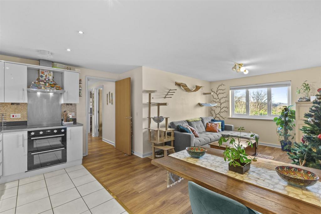 12 Ives House, Ercolani Ave, HP13 7 FZ-2.jpg