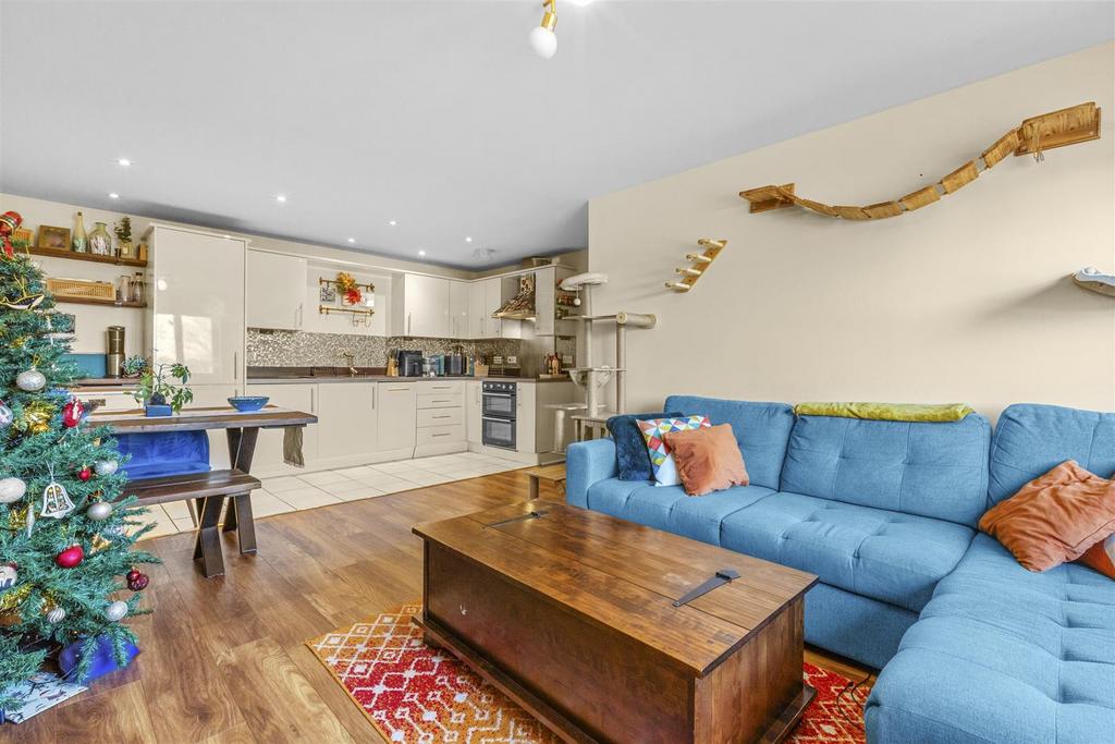 12 Ives House, Ercolani Ave, HP13 7 FZ-5.jpg