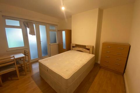 1 bedroom in a house share to rent, Creffield Road, London W3