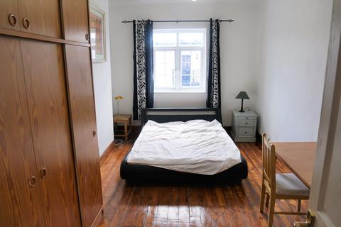 Firs Drive, Hounslow TW5