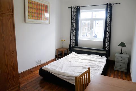 1 bedroom in a house share to rent, Firs Drive, Hounslow TW5