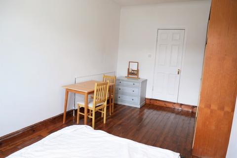 1 bedroom in a house share to rent, Firs Drive, Hounslow TW5