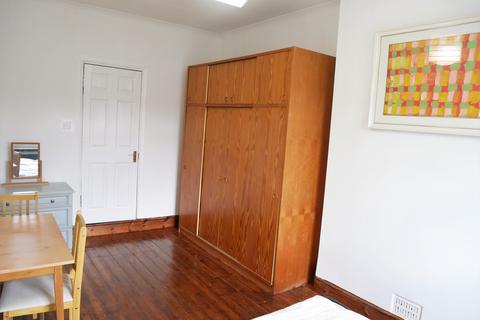 1 bedroom in a house share to rent, Firs Drive, Hounslow TW5