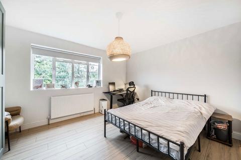 3 bedroom flat for sale, Crown Lane Gardens, London SW16