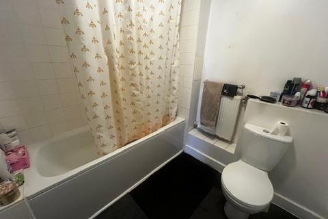 1 bedroom in a house share to rent, Staines Road, Feltham TW14
