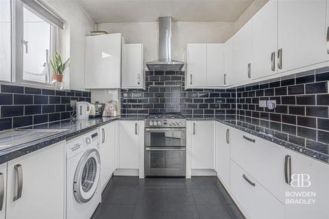 2 bedroom flat for sale, New North Road, Ilford, IG6
