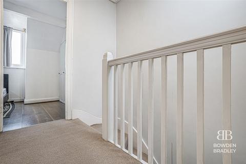 2 bedroom flat for sale, New North Road, Ilford, IG6