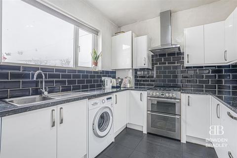 2 bedroom flat for sale, New North Road, Ilford, IG6