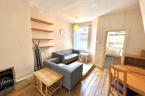 3 bedroom terraced house to rent, St. Ives Road, Manchester, M14