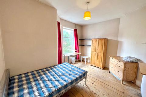 3 bedroom terraced house to rent, St. Ives Road, Manchester, M14