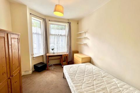 3 bedroom terraced house to rent, St. Ives Road, Manchester, M14