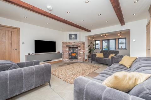 3 bedroom terraced house for sale, Latham Lane, Gomersal, Cleckheaton, BD19