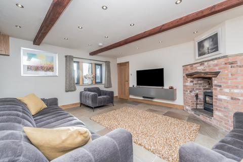 3 bedroom terraced house for sale, Latham Lane, Gomersal, Cleckheaton, BD19
