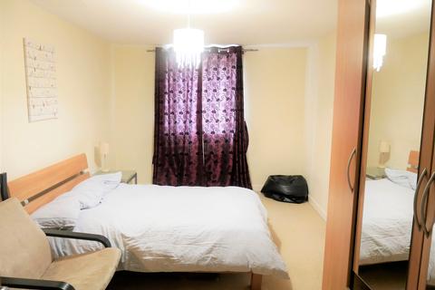 1 bedroom in a house share to rent, Airedale Road, London W5