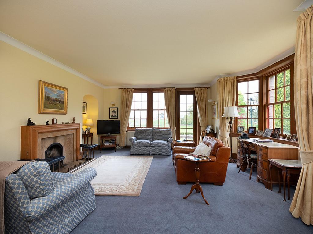 Sitting room/desk