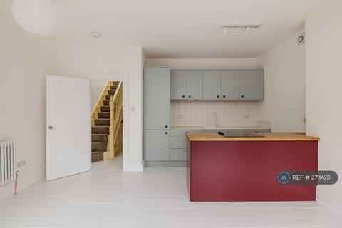 3 bedroom flat to rent - High Road Leyton, London, E15