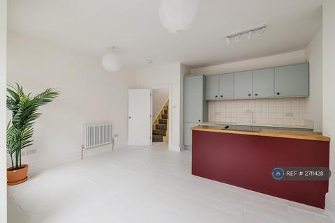 3 bedroom flat to rent, High Road Leyton, London, E15