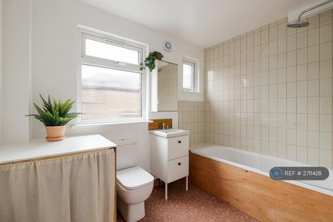 3 bedroom flat to rent, High Road Leyton, London, E15