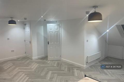 5 bedroom detached house to rent - New North Road, Ilford, IG6