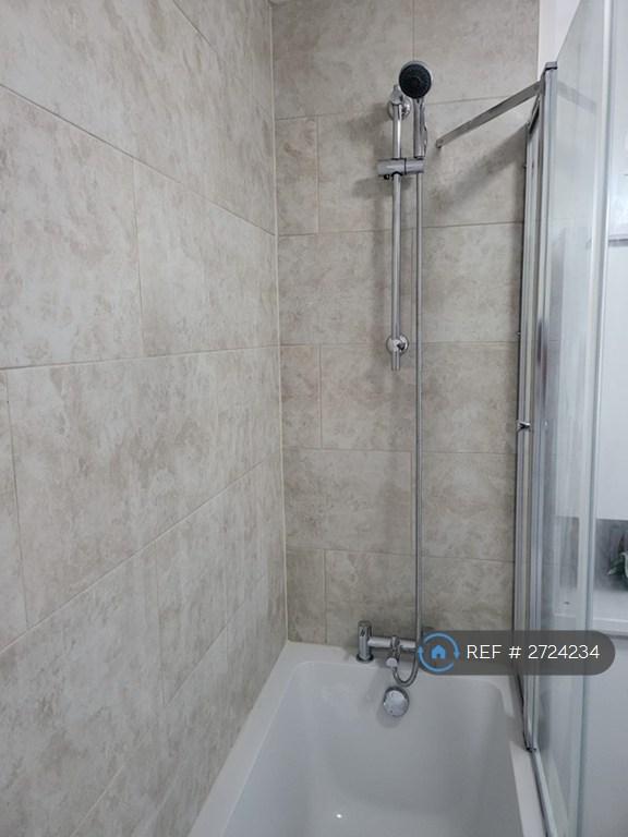 Shared Bathroom (Room 2)