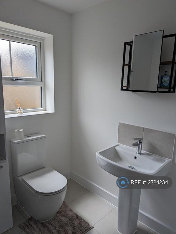 Shared Bathroom (Room 2)