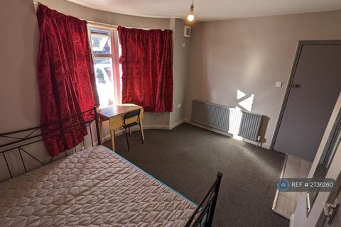 Studio to rent, Western Avenue, London, W3