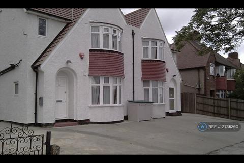 Studio to rent, Western Avenue, London, W3