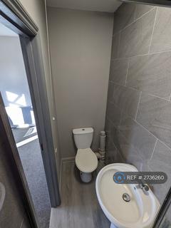 Studio to rent, Western Avenue, London, W3