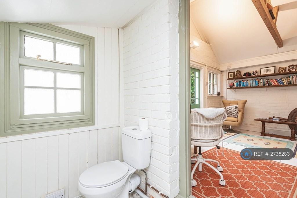 Bedroom 5 Toilet