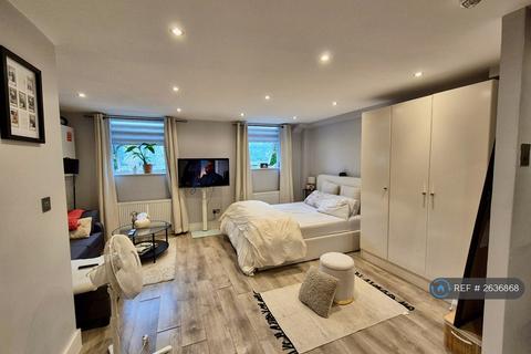 Studio to rent, Fore Street, London, N9