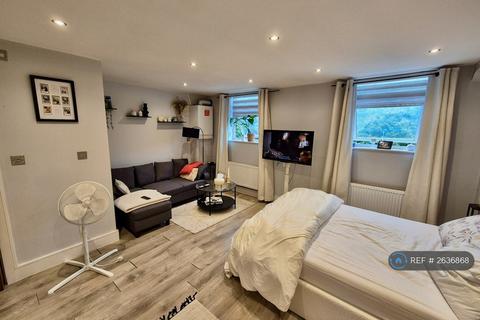 Studio to rent, Fore Street, London, N9