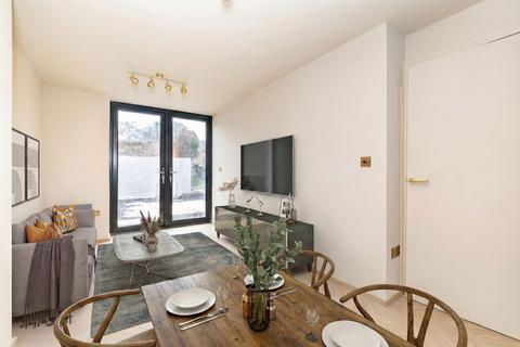 undefined, Commonside East, Mitcham CR4