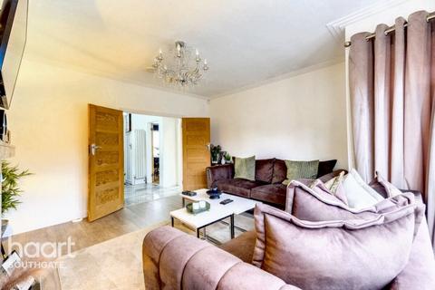 5 bedroom semi-detached house for sale, Lakenheath, London
