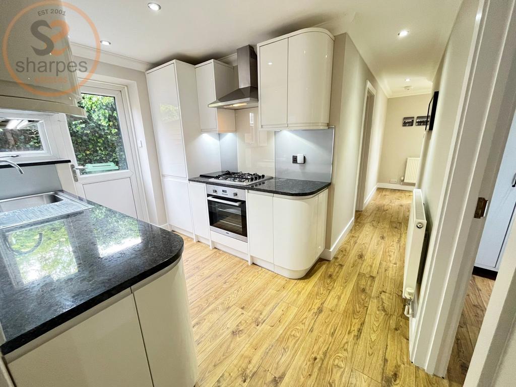4. kitchen.jpeg