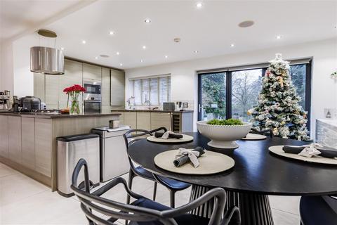 4 bedroom semi-detached house for sale, Ivy Chimneys, Epping